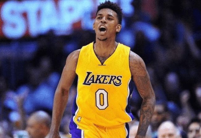 守门员前顶 守门员前顶